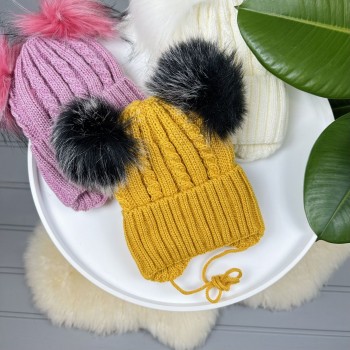 Шапка з двома помпонами на завʼязці